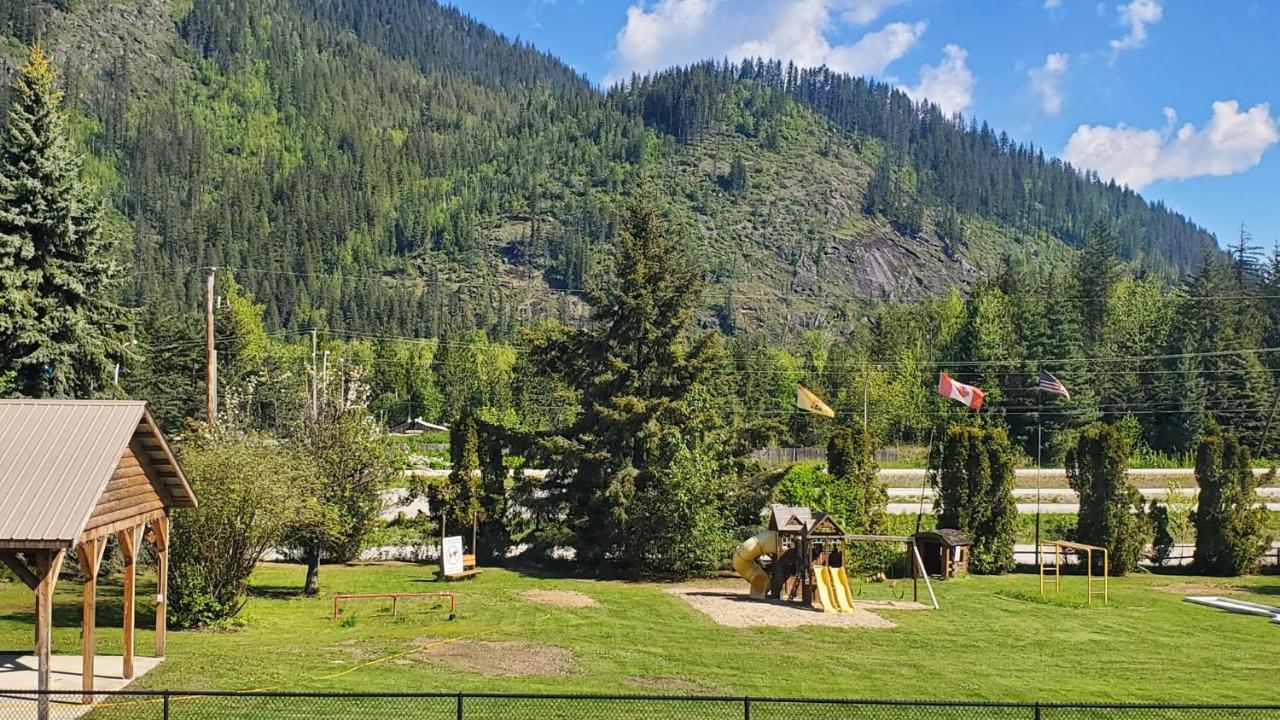 Sicamous Rv & Cabin Resort Malakwa Bagian luar foto