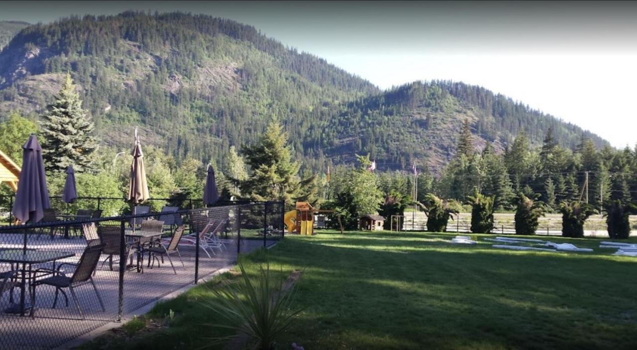 Sicamous Rv & Cabin Resort Malakwa Bagian luar foto